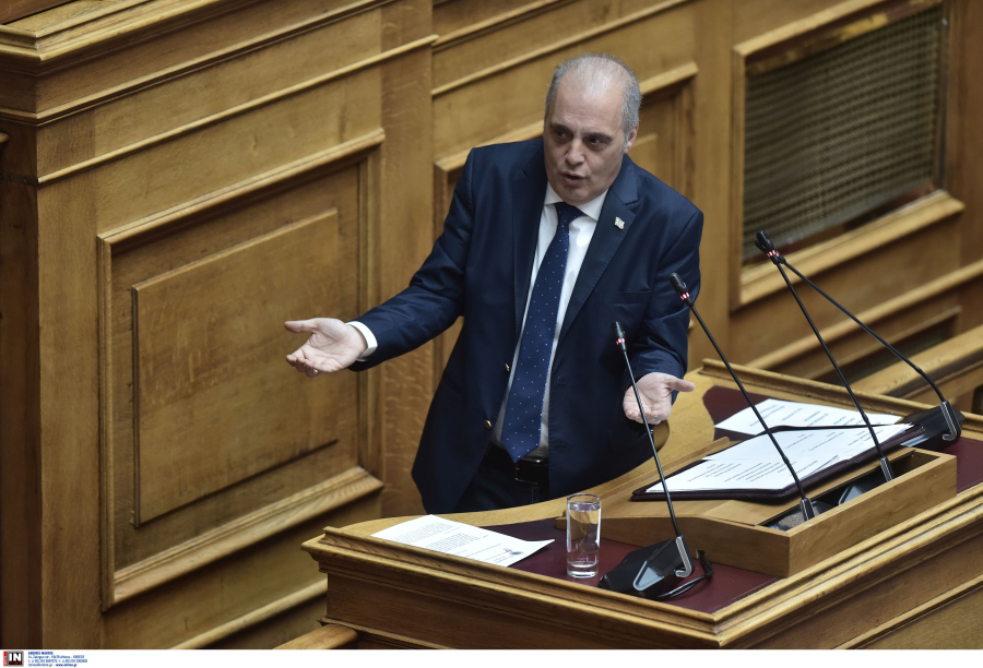 «Πόσοι είστε ομοφυλόφιλοι»: Ακραίος Βελόπουλος στη Βουλή