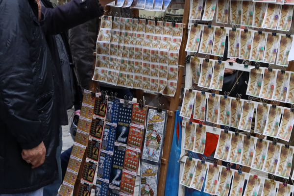Το λαϊκό λαχείο απόψε κληρώνει 2.300.000 ευρώ