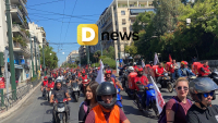 «Κόκκίνησαν» και πάλι οι δρόμοι του κέντρου: Μαζική η απεργία των ντελίβερι που υπογράφουν συμβάσεις αορίστου (βίντεο, εικόνες)