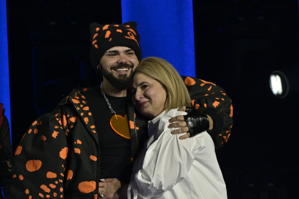 Eurovision 2026: Ο Akylas ανέβασε τη μητέρα του στη σκηνή - Τα δάκρυα συγκίνησης και η αγκαλιά (βίντεο)