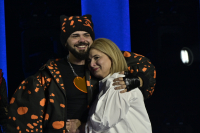 Eurovision 2026: Ο Akylas ανέβασε τη μητέρα του στη σκηνή - Τα δάκρυα συγκίνησης και η αγκαλιά (βίντεο)