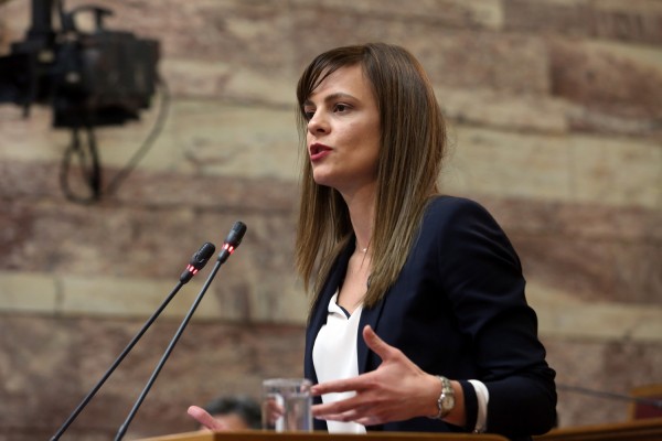 Αχτσιόγλου: 100 εργασιακές παραβάσεις βεβαιώθηκαν σε τράπεζα