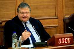 Βενιζέλος: Η κυβέρνηση παρεμβαίνει στα εσωτερικά της αντιπολίτευσης