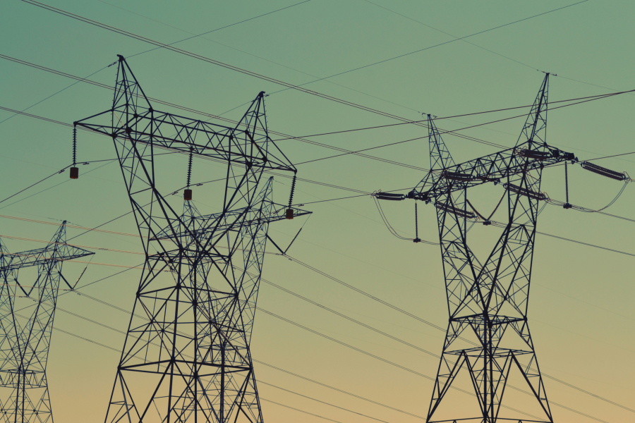 Ωρολογιακή βόμβα στα τιμολόγια ρεύματος: Η αγορά ηλεκτρισμού σε τεντωμένο σκοινί