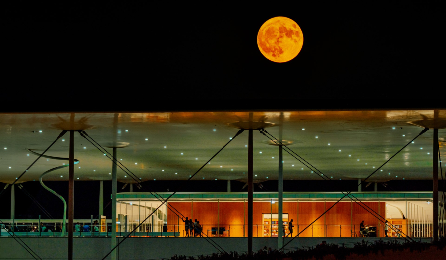 Πανσέληνος στο ΚΠΙΣΝ: Το Πάρκο Σταύρος Νιάρχος ξενυχτάει με ταινίες, yoga και silent disco πάρτι