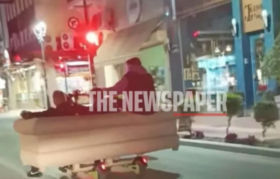 Απίστευτο περιστατικό στον Βόλο: Νεαροί έβαλαν καναπέ πάνω σε πατίνια