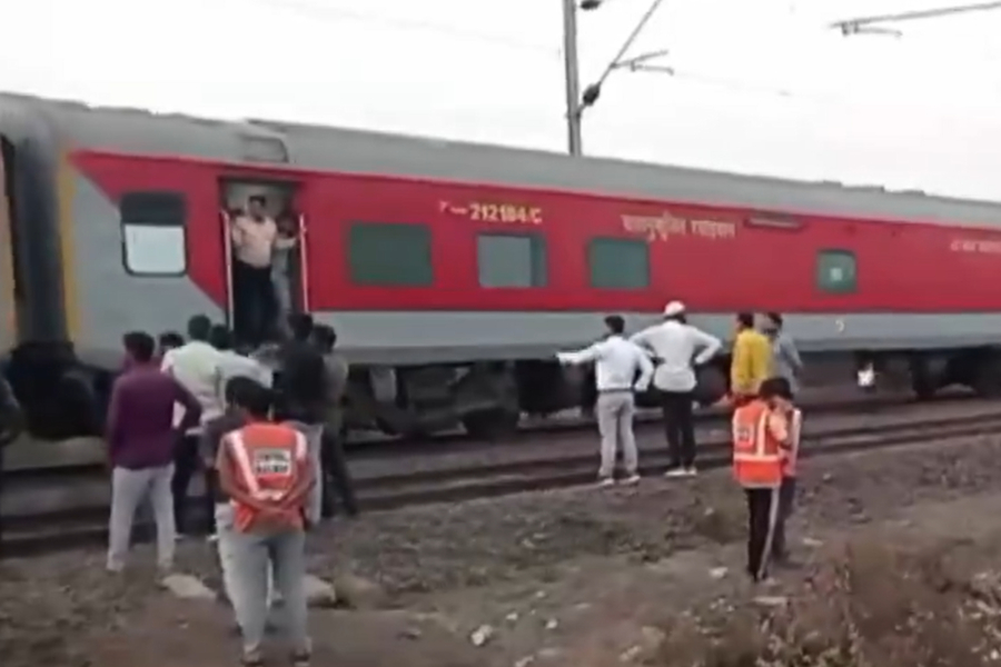 Ινδία: Επιβάτες πήδηξαν από τρένο μετά από συναγερμό για φωτιά - 11 νεκροί