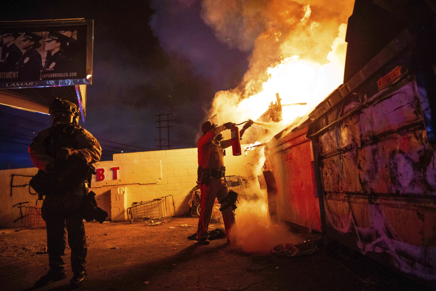 Χάος στο Λος Άντζελες: Ο Τραμπ επαινεί την Εθνοφρουρά παρότι παραμένει άφαντη