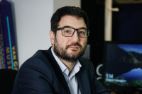 Τα «χώνει» στον διευθυντή του ΑΠΕ ο Ηλιόπουλος: «Μπορείς να κάνεις καριέρα στην οικοδομή και στο μπάζωμα»