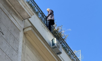 Συναγερμός στο κέντρο της Αθήνας: Άνδρας απειλεί να πέσει στο κενό