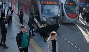 Τουρκία: Φύλακας έσωσε γυναίκα από τραμ, την τελευταία στιγμή (Βίντεο)