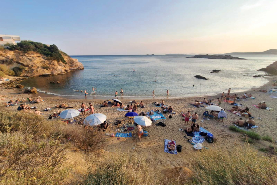 Η ελεύθερη παραλία που θυμίζει νησί αλλά βρίσκεται μόνο 35 λεπτά από το κέντρο της Αθήνας