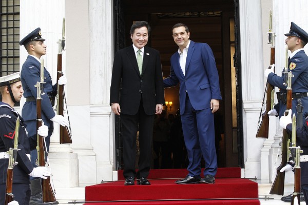 Σε εξέλιξη οι συζητήσεις των αντιπροσωπειών Ελλάδας-Κορέας, στο Μαξίμου