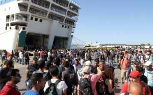 Σχεδόν 4.000 πρόσφυγες έφτασαν τις τελευταίες ώρες στο λιμάνι του Πειραιά