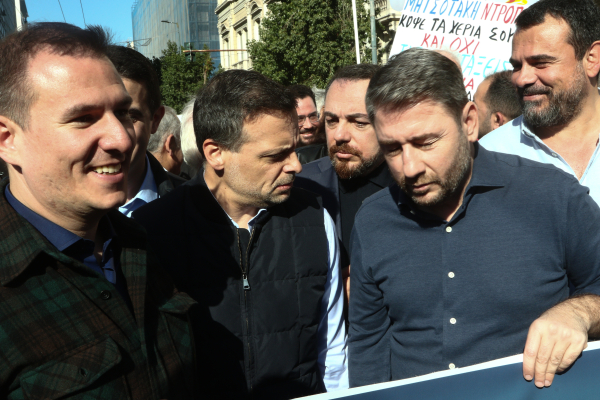 Γιατί το ΠΑΣΟΚ δεν κοιτάζει στα αριστερά του