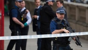 Συνέλαβαν ύποπτο για τρομοκρατία στη Βρετανία