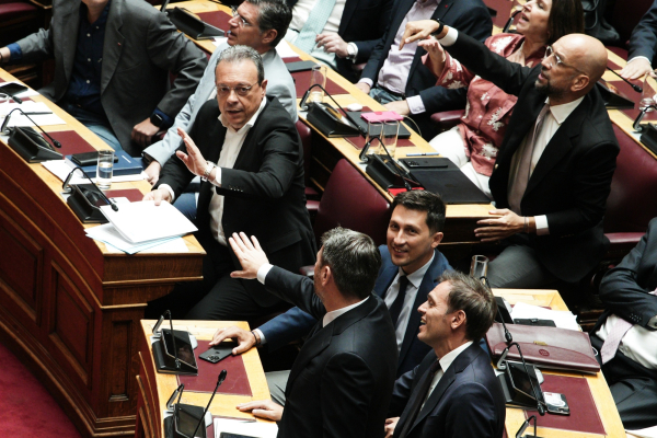 «Μπρα ντε φερ» ΠΑΣΟΚ και ΣΥΡΙΖΑ με το βλέμμα στον Τσίπρα