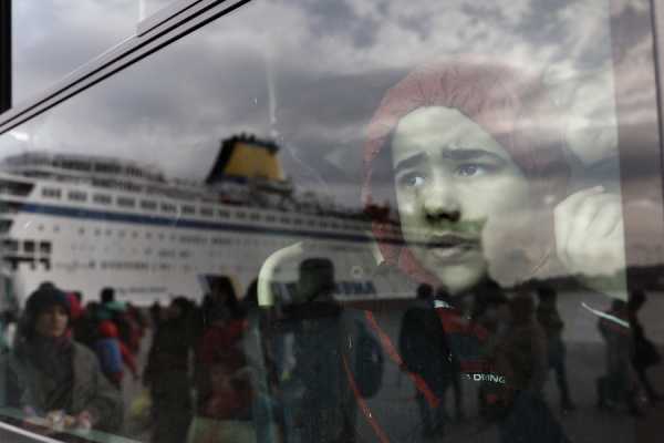 Ολοκληρώθηκε η μεταφορά 700 προσφύγων από το λιμάνι του Πειραιά 