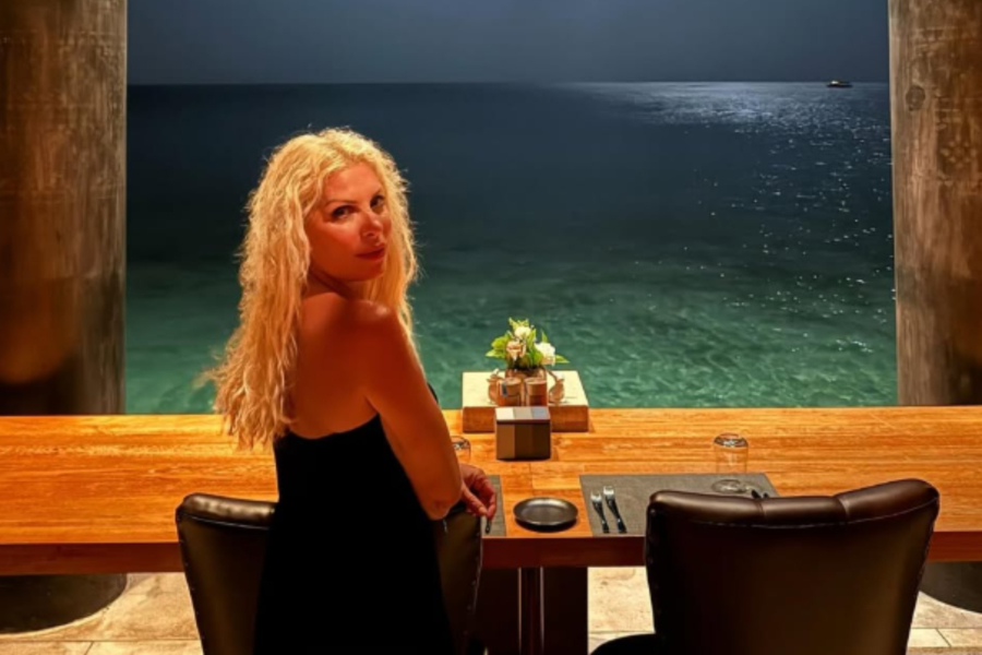 Η Ελένη Μενεγάκη ποζάρει με θέα την πανσέληνο (Φωτογραφία)