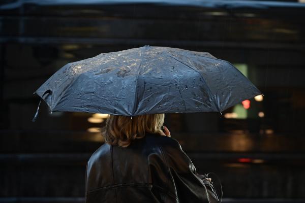 Ο καιρός σήμερα: Πού και ποιες ώρες θα χρειαστείτε ομπρέλα