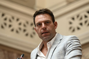 Το μήνυμα Κασσελάκη για το θάνατο του 31χρονου αστυνομικού από φωτοβολίδα στου Ρέντη