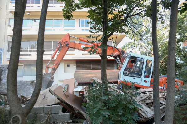 Έγινε η πρώτη κατεδάφιση ακατάλληλου κτιρίου στην Αθήνα