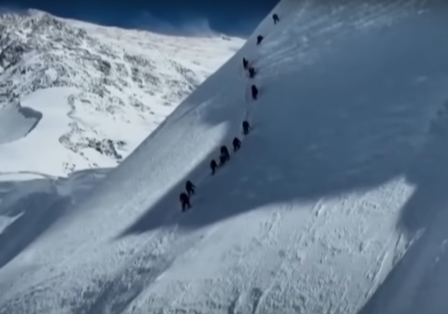 Έβερεστ: Συνεχίζεται η επιχείρηση διάσωσης των παγιδευμένων ορειβατών στο Θιβέτ