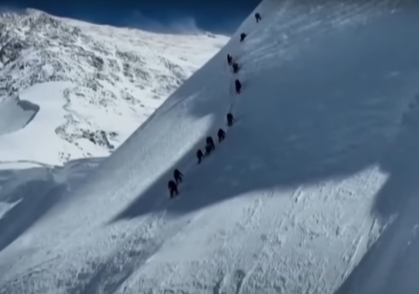 Έβερεστ: Συνεχίζεται η επιχείρηση διάσωσης των παγιδευμένων ορειβατών στο Θιβέτ