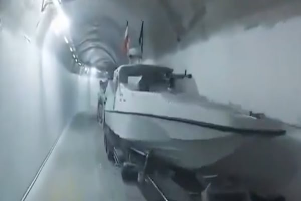 Η Τεχεράνη αποκάλυψε υπόγεια ναυτική βάση με δεκάδες σκάφη στο νότιο Ιράν - Βίντεο