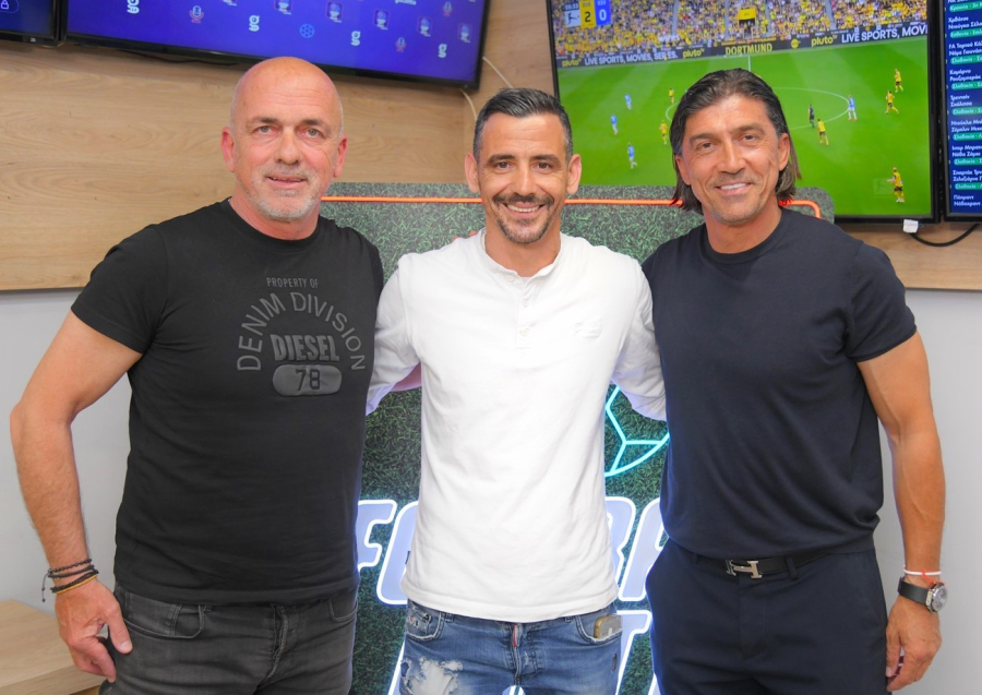 Οι Γιώργος Αμανατίδης και Θανάσης Κολιτσιδάκης με τον ιδιοκτήτη του καταστήματος ΟΠΑΠ, Νίκο Μπαλτζή