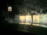 Κρέμασε εικόνες Αγίων και ένα χαρτόνι για... να του δώσουν τα λεφτά που του χρωστάνε