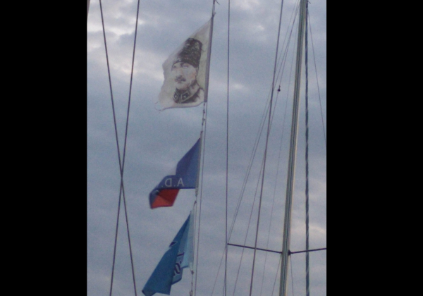 Μυτιλήνη: Ιστιοφόρο ύψωσε σημαία του Κεμάλ - Παρενέβη το Λιμενικό