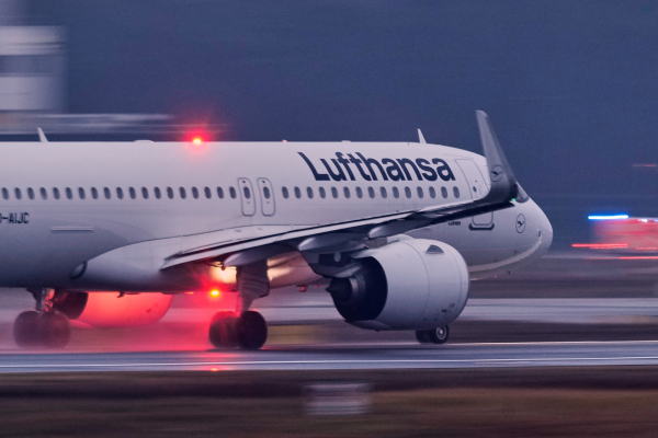 Πανικός σε πτήση της Lufthansa: Powerbank πήρε φωτιά μέσα στην καμπίνα - Αναγκαστική προσγείωση στη Λιόν