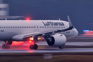 Πανικός σε πτήση της Lufthansa: Powerbank πήρε φωτιά μέσα στην καμπίνα - Αναγκαστική προσγείωση στη Λιόν