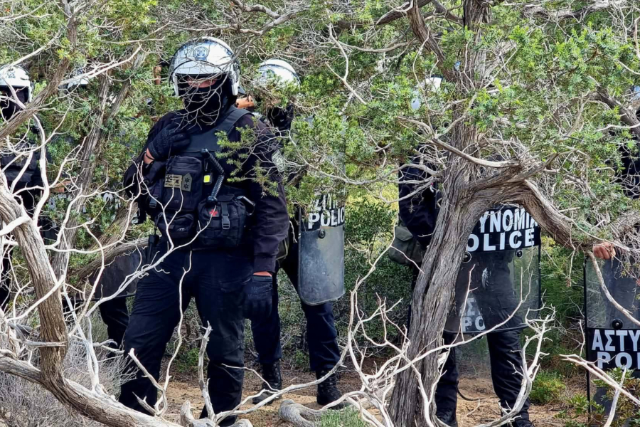 Γαύδος: «Επιχείρηση καλύβες» - Με συνοδεία ΜΑΤ οι κατεδαφίσεις (Εικόνες - Βίντεο)