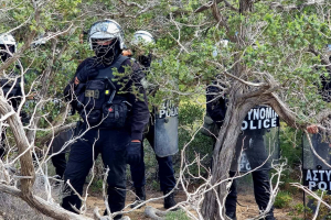 Γαύδος: «Επιχείρηση καλύβες» - Με συνοδεία ΜΑΤ οι κατεδαφίσεις (Εικόνες - Βίντεο)