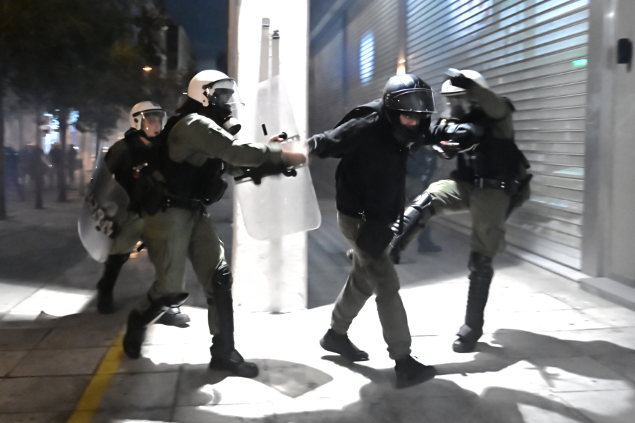 Επεισόδια στα Εξάρχεια - 14 προσαγωγές μετά από πορεία (Εικόνες)