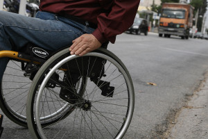 'Ερευνα: Ένας στους 15 οδηγούς στην Ελλάδα παρκάρει σε ράμπες ΑμεΑ