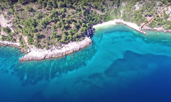 Τελευταίες βουτιές στην «κρυμμένη» παραλία της Αττικής