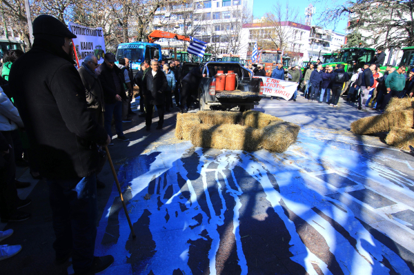 Συνεχίζουν τις κινητοποιήσεις οι αγρότες του κάμπου