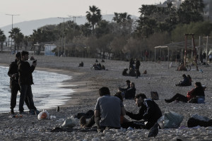 Κορονοϊός: Η ανευθυνότητα συνεχίζεται - Έπαιζαν ρακέτες και βόλταραν στις παραλίες παρά την απαγόρευση (pics)
