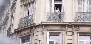 Εικόνες Marfin στο Παρίσι: Μητέρα με μωρό εγκλωβίστηκαν σε μπαλκόνι τράπεζας που πυρπόλησαν τα «Κίτρινα Γιλέκα»