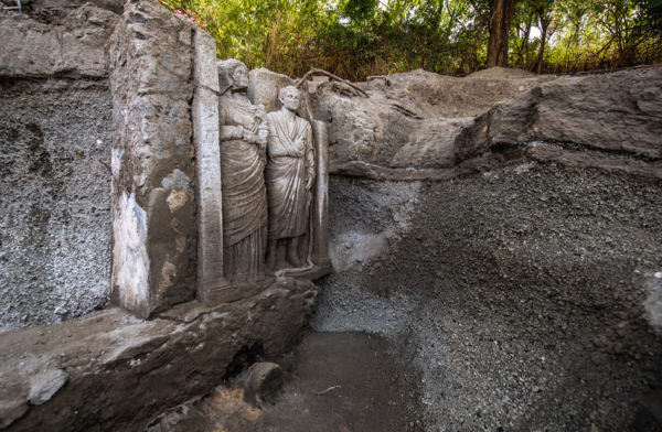 Πομπηία: Δύο γλυπτά σχεδόν σε φυσικό μέγεθος ανακάλυψαν οι αρχαιολόγοι (Εικόνες)