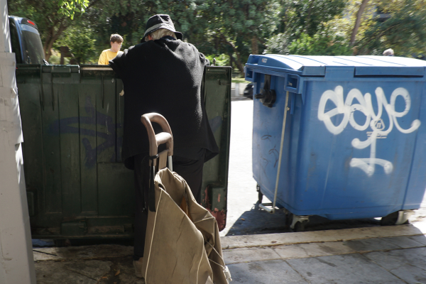 Θεσσαλονίκη: Υπάλληλοι καθαριότητας άδειασαν κάδο στο απορριμματοφόρο και άκουσαν φωνή - Άστεγος σώθηκε τελευταία στιγμή