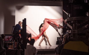 Ημερολόγιο Pirelli 2026: Ιρίνα Σάικ, Τίλντα Σουίντον, Εύα Χερτζίκοβα και Ιζαμπέλα Ροσελίνι ποζάρουν (Εικόνες και βίντεο)