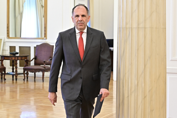 Διαψεύδει ο Γεραπετρίτης τα περί εμπλοκής μέλους της οικογενείας του στο έργο της ηλεκτρικής διασύνδεσης