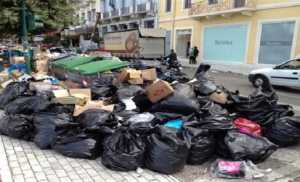 Οι δήμοι προετοιμάζονται για να μπει τέλος στον εφιάλτη των σκουπιδιών