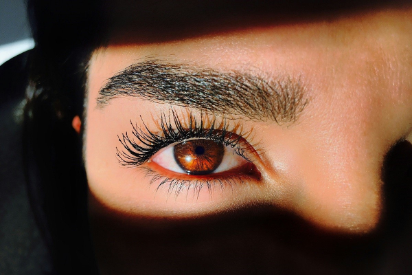 Άσπρες τρίχες στα φρύδια: Το μυστικό για τέλεια κάλυψη στο πι και φι