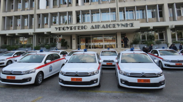 Παραδόθηκαν 11 περιπολικά που προορίζονται για τις μεταγωγές και τη φύλαξη κρατουμένων