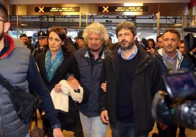 Το κόμμα του Μπέπε Γκρίλο εγκαταλείπει την ευρωομάδα του Φάρατζ